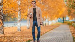 Barbat purtand un palton lung