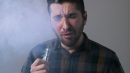 barbat care vapeaza si tuseste foarte tare