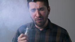 barbat care vapeaza si tuseste foarte tare