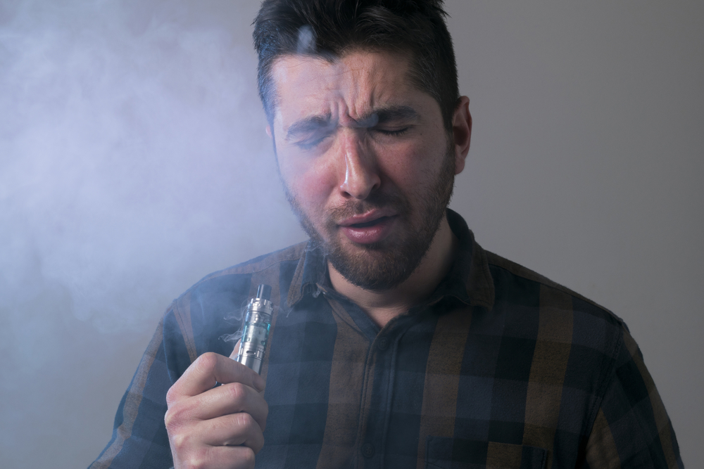 barbat care vapeaza si tuseste foarte tare  